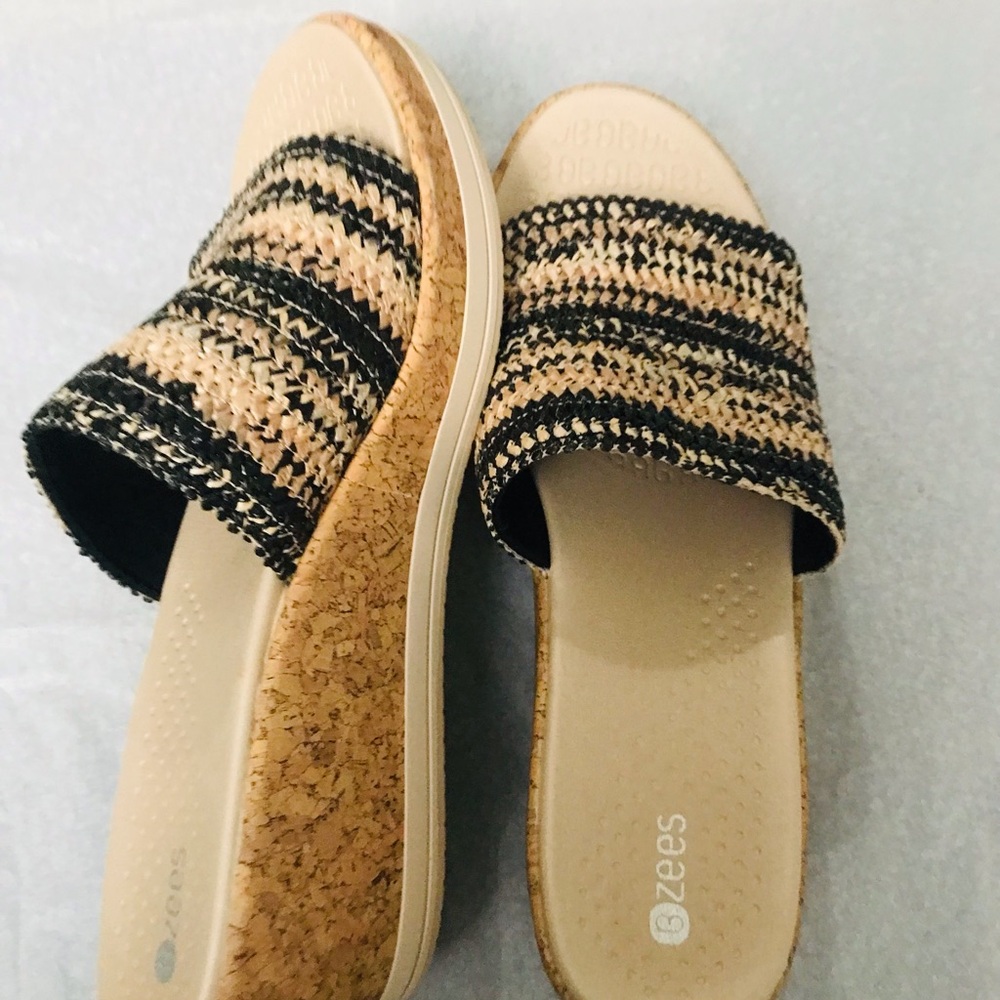 BZees Women's Black and Tan Slide Sandals. Soft and Comfortable. 10